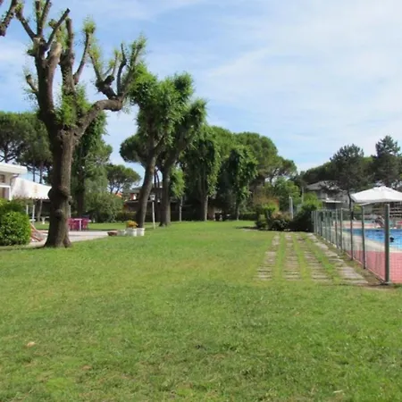 아파트 With Large Terrace